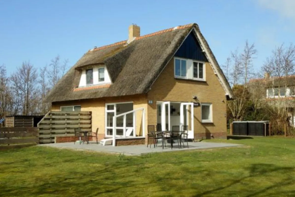 Vakantiehuis met rieten dak