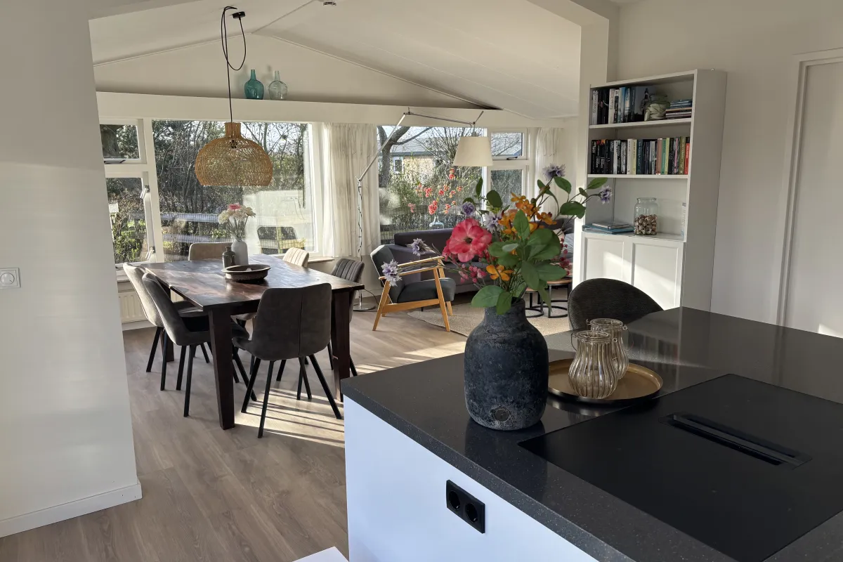 Doorkijk van keuken naar woonkamer