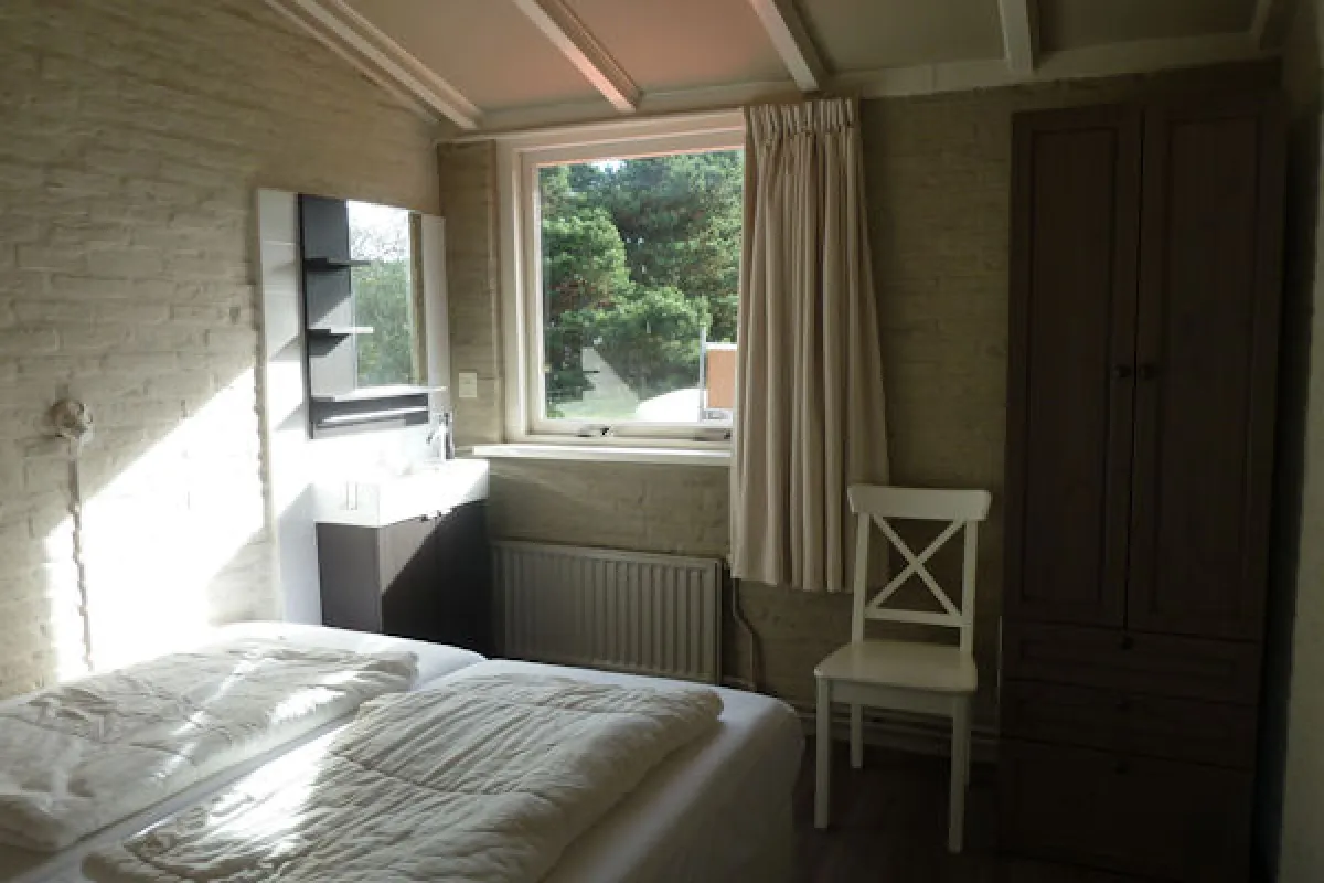 2 eenpersoonsbedden met wasbak warm/koud water