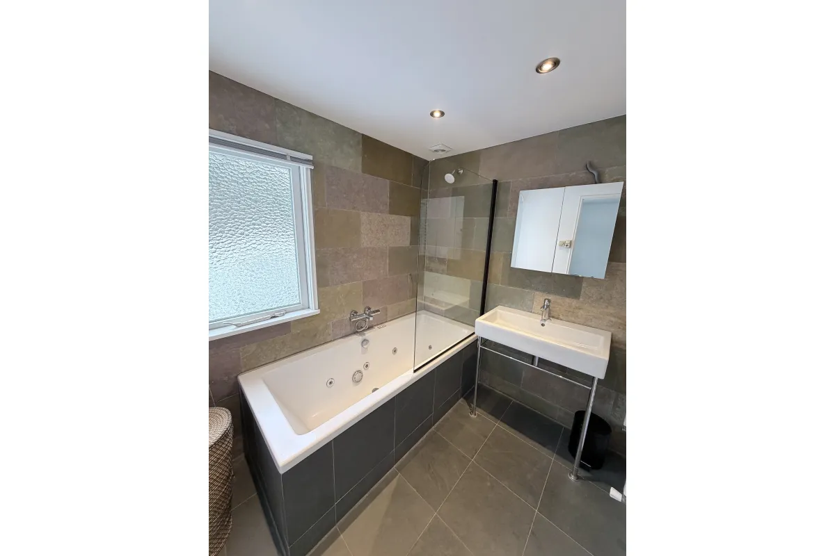 Grote badkamer met bad/douche
