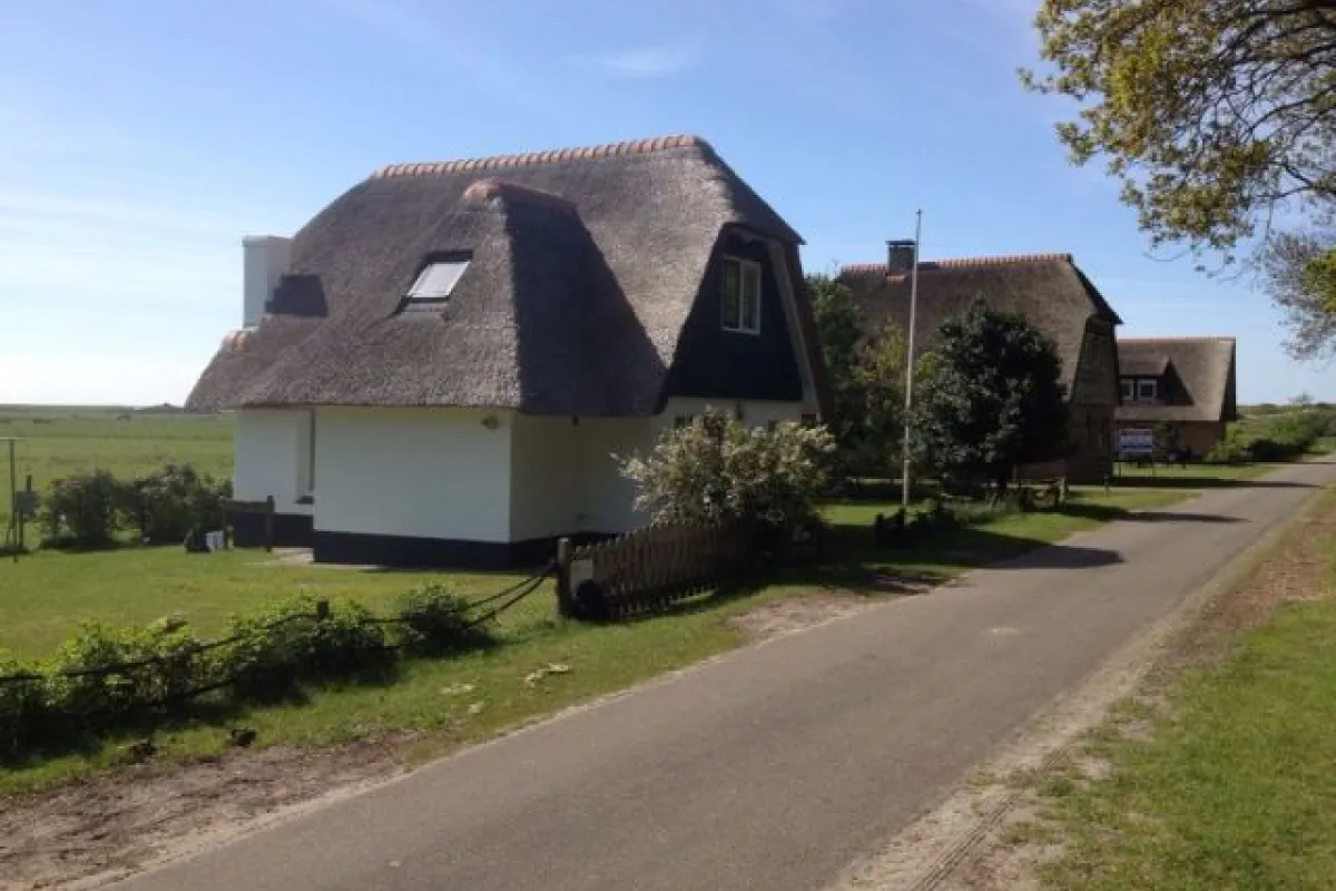 Auto kan binnen de omheining geparkeerd worden