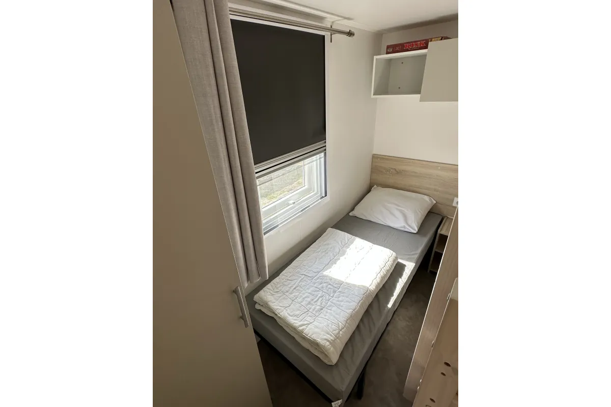 Slaapkamer met twee eenpersoonsbedden.