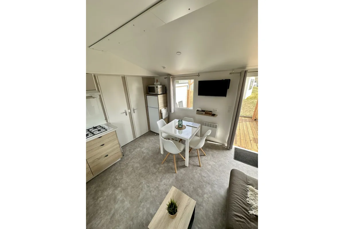 Woonkamer met combi magnetron en vaatwasser.