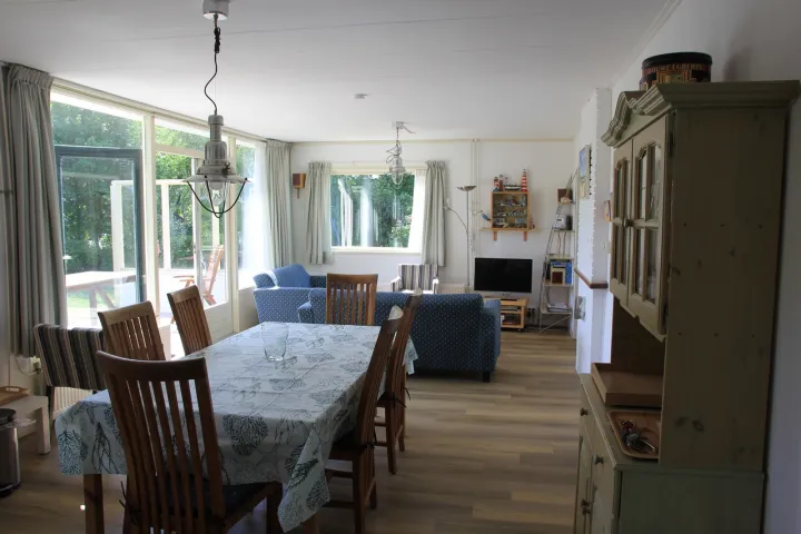 Donna Antonia, Kamer met eettafel