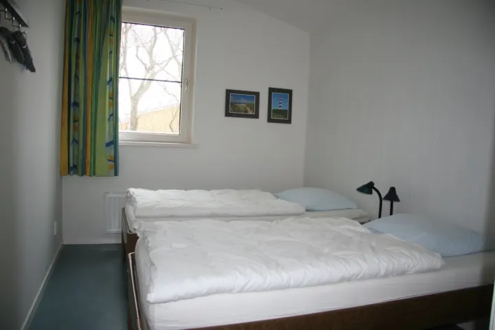 Twee eenpersoons aupingbedden 90x200) slaapkamer met wastafel