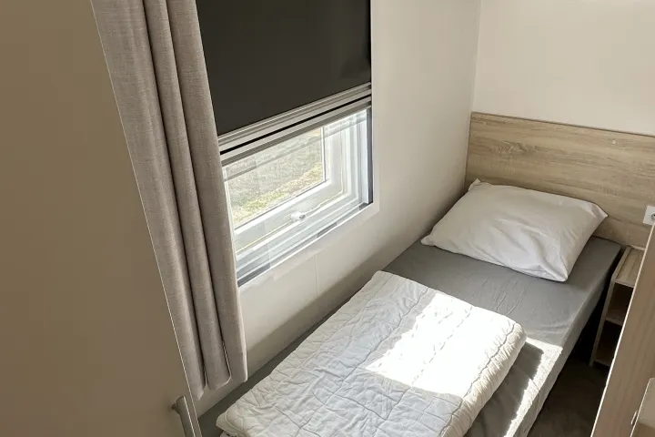 Slaapkamer met twee eenpersoonsbedden.