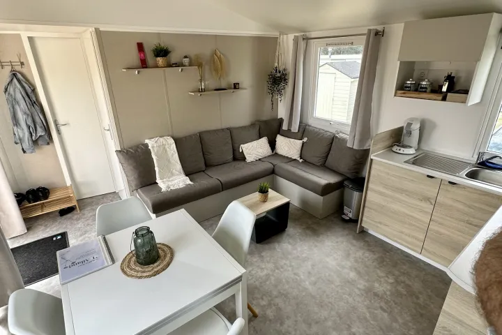 Woonkamer met keuken en zitgedeelte.