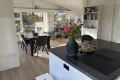 Doorkijk van keuken naar woonkamer