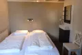 2 eenpersoons bedden, wasbak op slaapkamer, alle slaapkamers