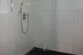 Badkamer met douche, toilet en wastafel