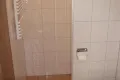 badkamer met douche en toilet
