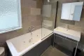 Grote badkamer met bad/douche