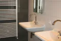 Twee wastafels in de badkamer