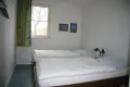 Twee eenpersoons aupingbedden 90x200) slaapkamer met wastafel