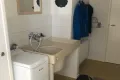 Bijkeuken met wasmachine en een heel praktisch ouderwets lavet