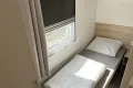 Slaapkamer met twee eenpersoonsbedden.