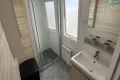 Badkamer met heerlijke regendouche en ruime wastafel.