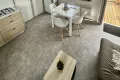 Woonkamer met combi magnetron en vaatwasser.